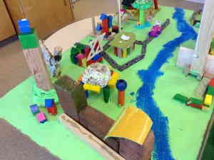 ... friedlich neben- und miteinander beten und feiern: Kirche und Moschee, Tempel und Synagoge, historische Stadtmauer und Bibliothek am Platz der Weltreligionen ...