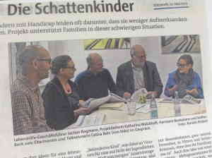 © MT | Lebenshilfe-Geschäftsführer Jochen Rogmann, Projektleiterin Katharina Walckhoff, Herrmann Beckebans und Steffen Bock vom Elternverein und Projektteilnehmerin Celina Bahr im Gespräch bei der Spendenübergabe.